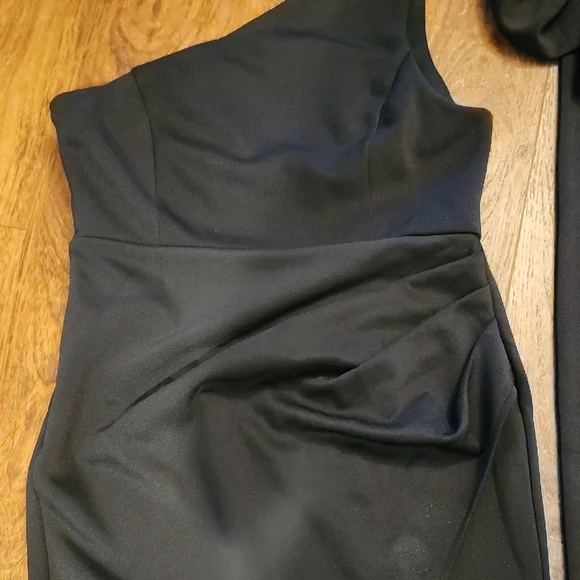 Showpo Black One Shoulder Gown Dress With Statement Bow & High Slit Size 8 - Picture 13 of 15